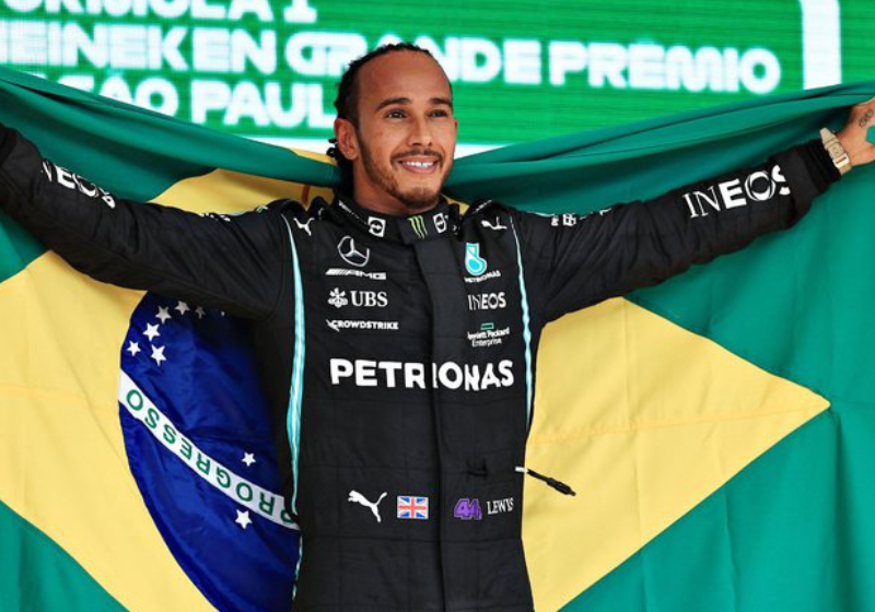 Apaixonado pelo Brasil, Lewis Hamilton compartilhou um post pedindo doações para as vítimas do RS. Ele tem 37 milhões de seguidores! - Foto: Getty Images.