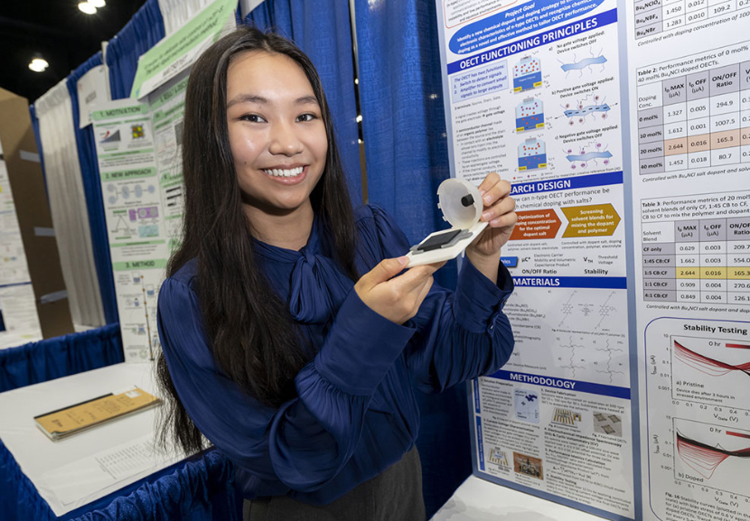 Grace teve reconhecimento mundial pela descoberta. A jovem foi a principal vencedora da Feira Internacional de Ciência e Engenharia Regeneron 2024 em Los Angeles, Califórnia. - Foto: Chris Ayers/Society for Science