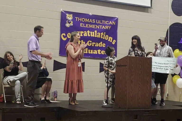 A arrecadação de fundos que o menino fez, liquidou toda a dívida de alimentação de sua escola. Que incrível! Foto: Vanessa Kramer.