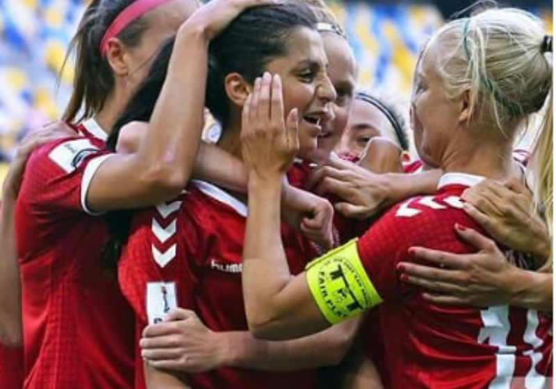 Jogadoras a seleção de futebol da Dinamarca têm mesmo salário dos homens atletas do país. Foto: Instagram 