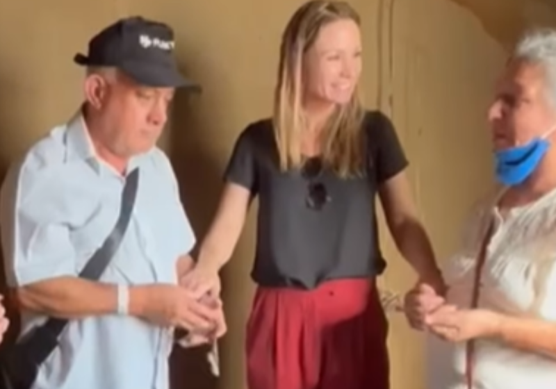 Advogada e voluntários se unem para ajudar idosos a reformar casa e reconstruir lar destruído pela enchente. Foto: Reprodução