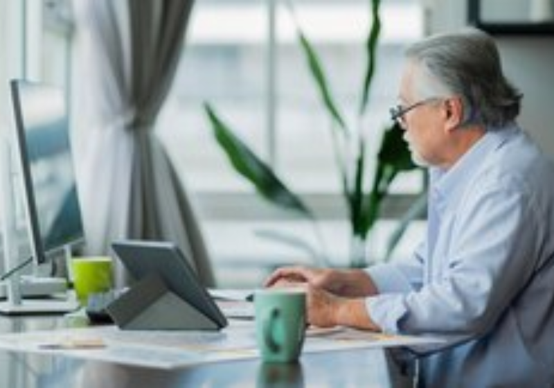 Sessentões passam a ter mais espaço no mercado de trabalho. Foto: Freepik