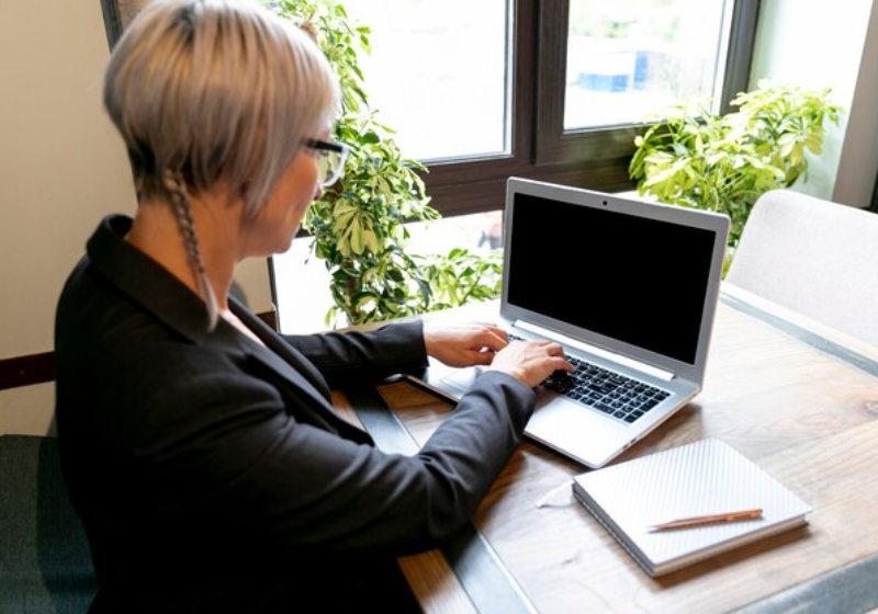 Empresas contratam "sessentões" por vários motivos, além da bagagem e da experiência de vida que eles trazem. - Foto: Freepik