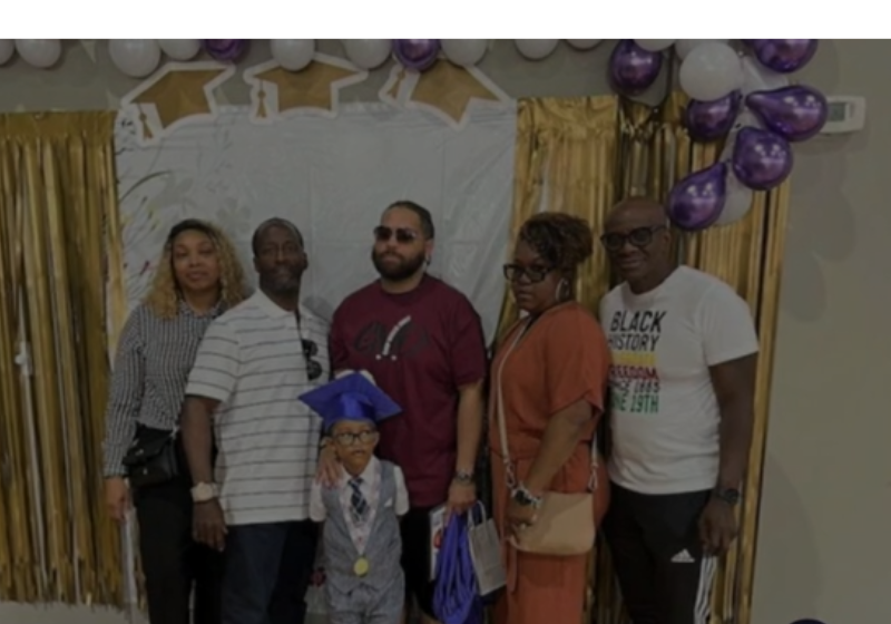 O menino Jaxon Carter, de 6 anos, se formou no jardim de infância e fez uma linda e emocionante homenagem à mãe que morreu há 2 anos. - Foto: Reprodução