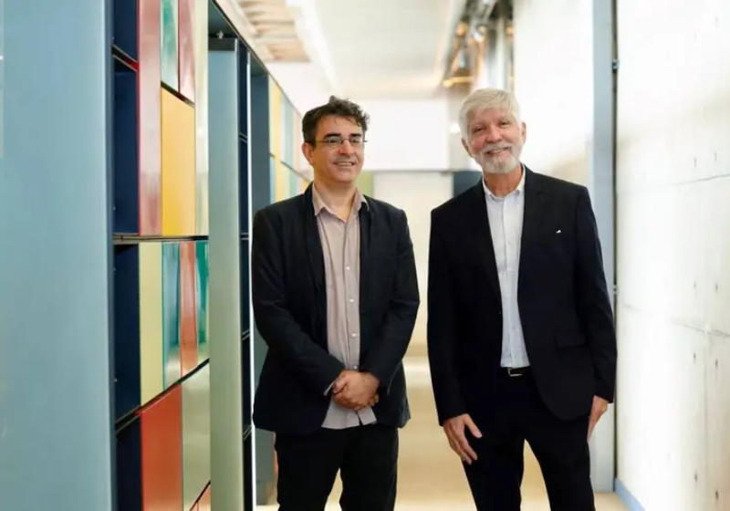 O professor Stelio Marras (E) doa sua fortuna milionária, que recebeu de herança, para estudantes dos chamados grupos minoritários. Na foto ele aparece ao lado de Antônio Figueira (D), diretor do Fundo Patrimonial da USP. - Foto: Mariana Pekin/Divulgação
