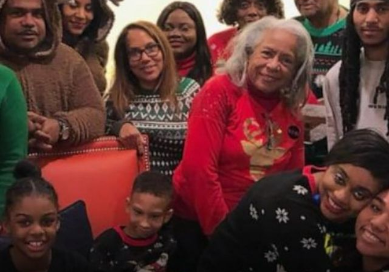 Emma Patterson, a mãe solo que criou 40 filhos se aposenta aos 88 anos e ganha homenagem. Foto: Reprodução 