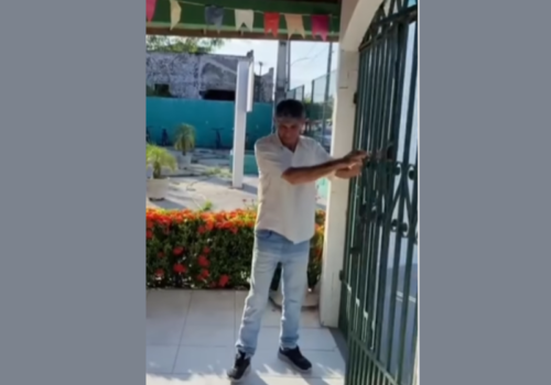 Seu Zé, o porteiro de escola, é tímido e ficou sem palavras ao ver a homenagem. Ele fechou o portão do colégio pela última vez. - Foto: reprodução / camocimportaldenoticias  