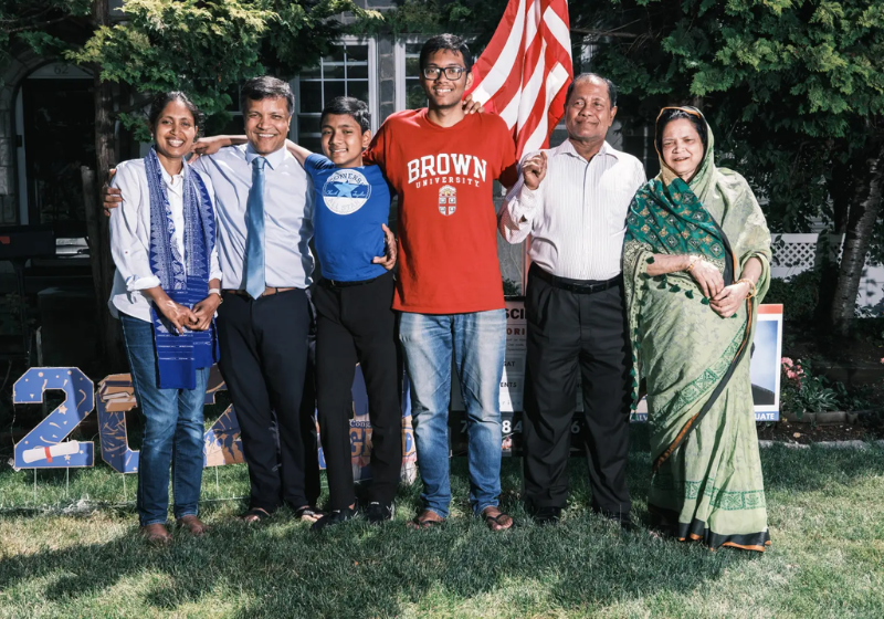 Garoto superdotado de 12 anos ganha bolsa para faculdade ao concluir ensino médio. A família é puro orgulho. Foto: NYPost 