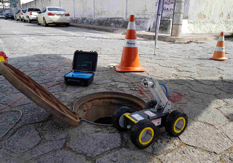 O robô com IA entra na tubulação e conserta vazamentos sem precisar abrir o asfalto. Foto: Cesa/ES