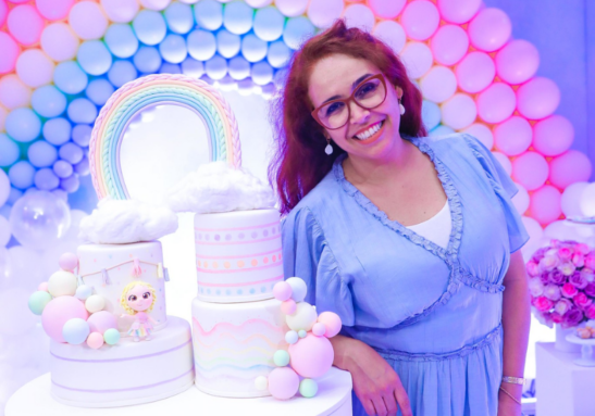 Andréia, conhecida como a advogada que vence a depressão e muda de profissão, encontrou na decoração de festas um novo caminho para ser feliz de novo. - Foto: Prefeitura de Guarujá/SP