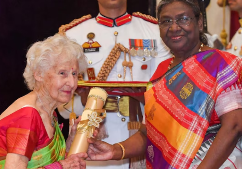 Charlotte Chopin, a professora de Ioga de 101 anos, recebe prêmio como a mais idosa do mundo a ensinar a prática. - Foto: India Today