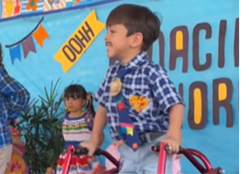 Inclusão! O menino Enzo Amorim se diverte e dança muito com apoio do andador na festa junina da escolinha em Brasília. - Foto: Instagram