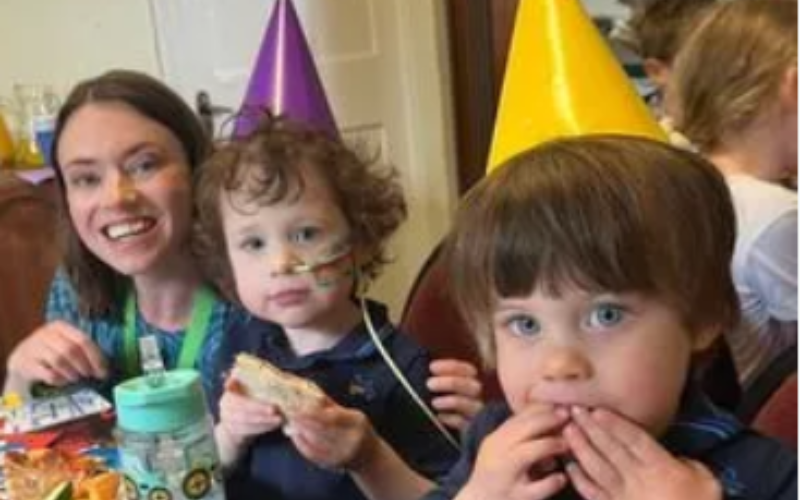 Pela primeira vez, o menino Teddy Lichten, de 5 anos teve uma festa de aniversário e foi tudo graças aos vizinhos da família. - Foto: The Mirror