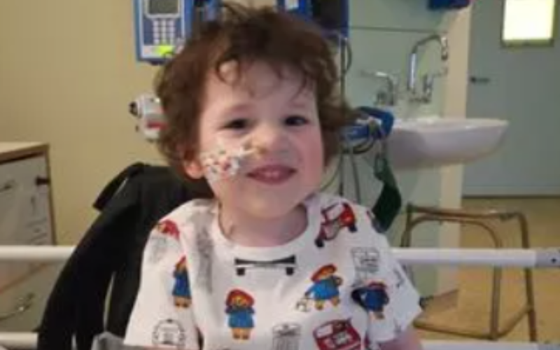 O menino Teddy Lichten aos poucos supera o câncer. Foto: The Mirror