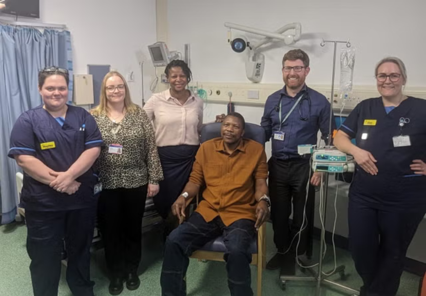 Vários outros voluntários vão ser vacinados nessa última etapa. E a equipe médica está esperançosa com os resultados! - Foto: NHS England/PA Wire