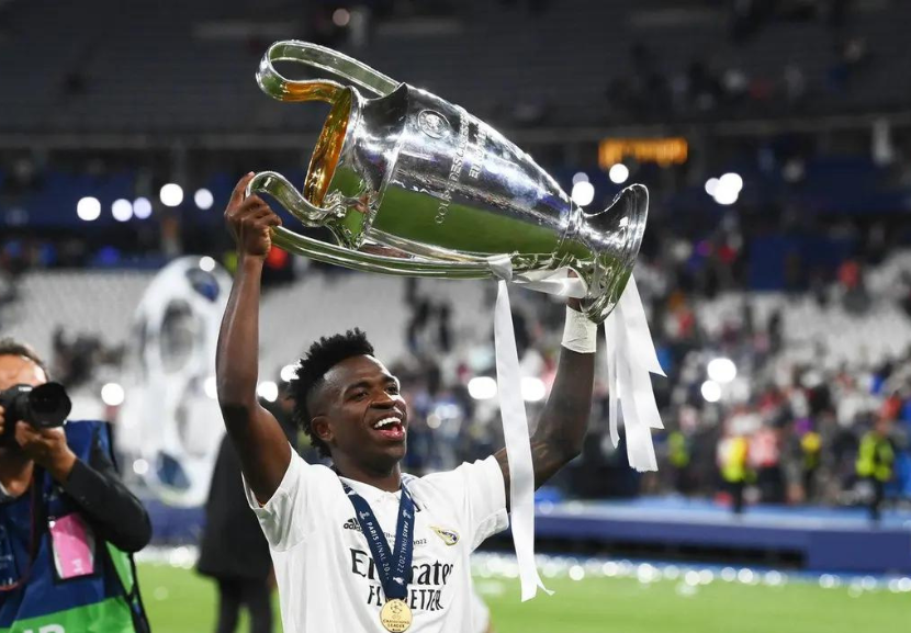 Vini Jr. faz o gol que deu a taça da Champions League ao Real Madrid pela 15ª vez. Agora, o brasileiro humilhado por racismo foi exaltado. - Foto: Franck Fife/AFP