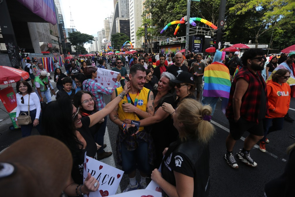 A cena emocinou todos aqueles que passavam em frente ao MASP, na Avenida Paulista. Foto: Fabio Tito (G1).