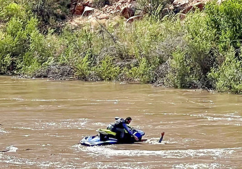 Foi um estranho, usando um jet ski, que ajudou a salvar a família do afogamento no rio. Foto: GCSAR.