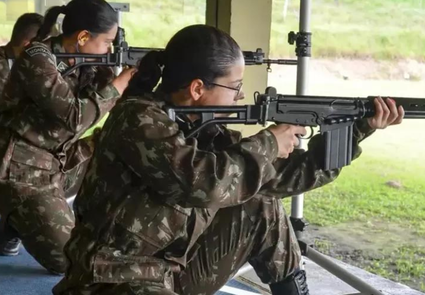 A proposta é que o alistamento seja voluntário e as mulheres possam atuar diretamente na tropa. - Foto: Agência Verde-Oliva/Exército Brasileiro