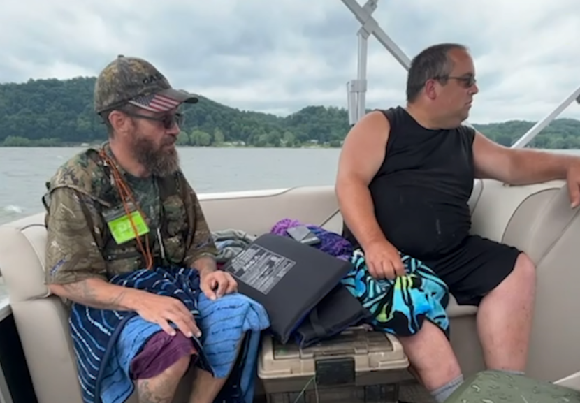 Os amigos agem rapidamente e conseguem salvar os pescadores que estavam no barco, antes que o pior acontecesse. - Foto: reprodução/Wgal