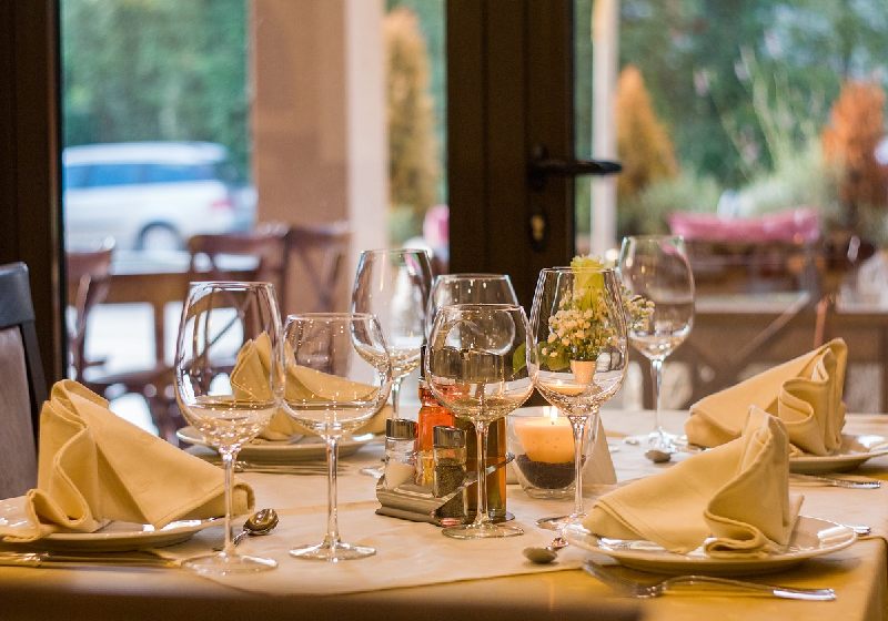 De forma bem discreta o homem anônimo deixou US$ 100 e deixou paga parte da conta dos idosos que almoçavam no restaurante. - Foto: Nenad Maric/Pixabay