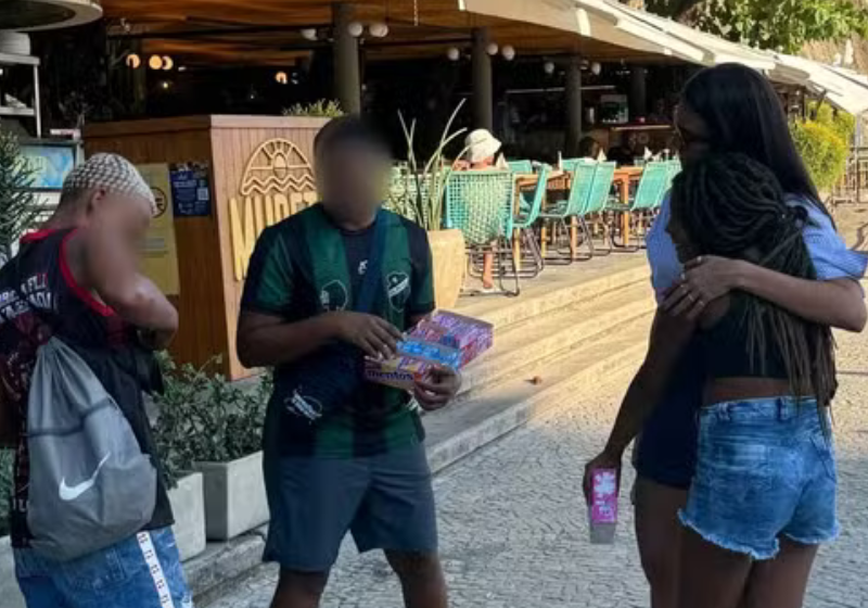 A ex-BBB Alane Dias surpreendeu uma menina que vendia balas na rua pagando o aluguel dela. Foto: Extra.