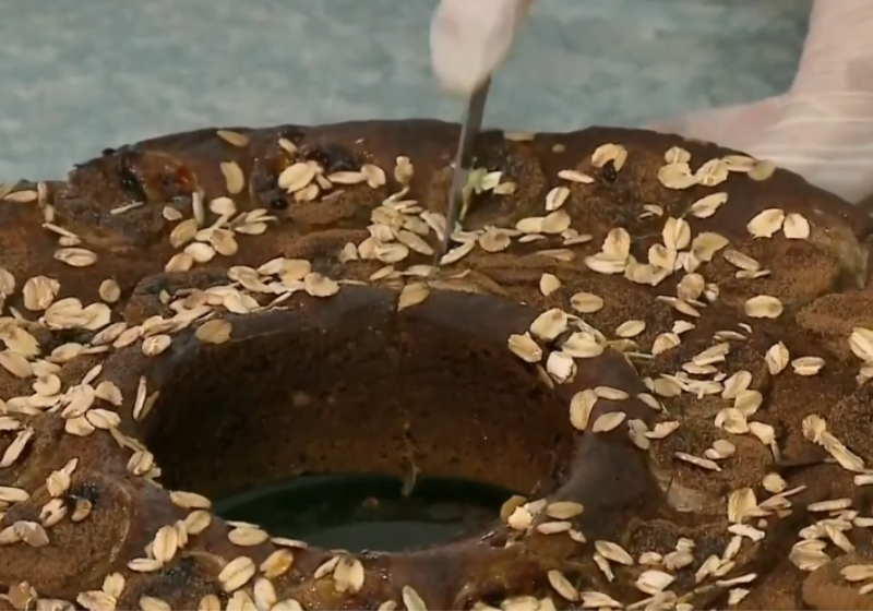 O bolo de banana com a casca de fruta é saudável, você pode comer sem culpa e ainda por cima evita o desperdício. - Foto: Globo Rural