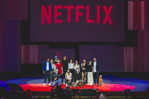 O vira-lata caramelo e toda a equipe do filme. - Foto: Rio 2C