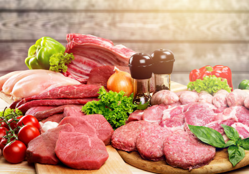 Entre as carnes gostosas e mais baratas, estão o ossobuco, o peito bovino, a rabada e o acém, ensina o chef Alexandre Albanese. - Foto: Freepik.