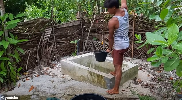 O casal construiu um pequeno poço que usam para tomar banho e lavar a louça. Foto: Exploring Alternatives/YouTube.
