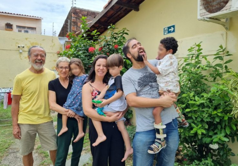 O casal de São Paulo (SP), desafiou preconceitos e adotou um menino com uma síndrome rara no Ceará. 