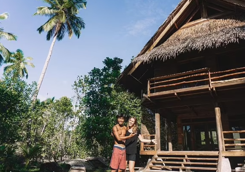 O casal trocou as baladas da Bélgica por uma ilha isolada na Indonésia. Lá, eles vivem se internet e pescam para comer. E garantem que estão felizes. - Foto: Exploring Alternatives/YouTube.