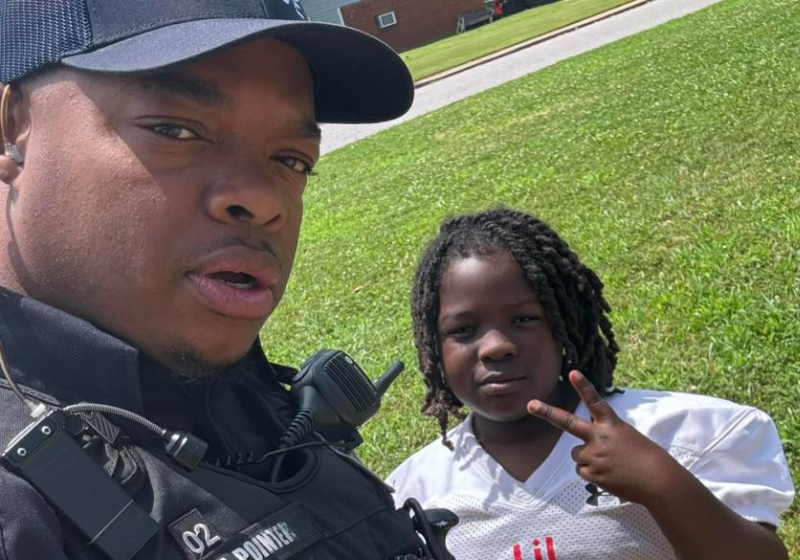 O policial realizou o sonho do menino Kamarri ao comprar uma chuteira nova para ele. Foto: Michael Pointer.