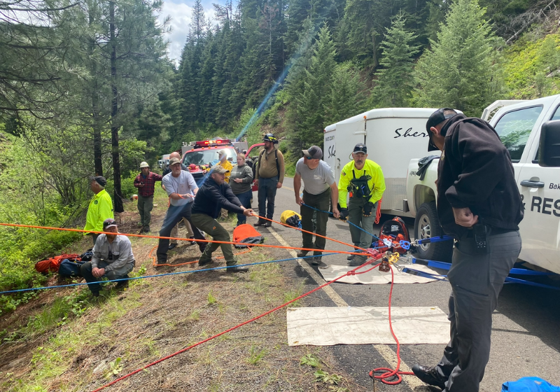 Os socorristas usaram uma corda especial para retirar o homem e os cachorros do penhasco. Foto: Gabinete do Xerife do Condado de Baker.
