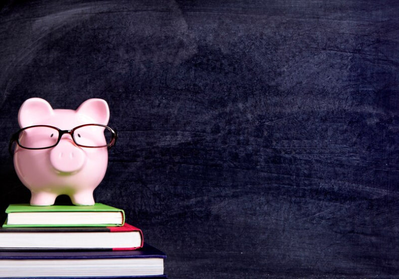 Se inscreva no curso e aprenda a planejar finanças e resolver dívidas! Foto: Freepik.