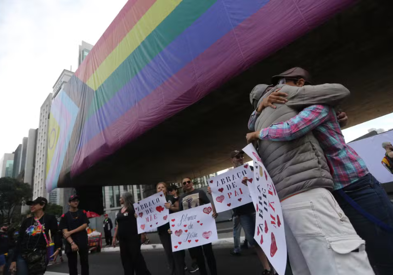 Mães e pais, que têm filhos LGBT+, distribuíram abraços na Parada para pessoas que não tiveram o mesmo acolhimento em casa. - Foto: Fabio Tito (G1)