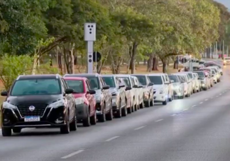 No Dia Livre de Impostos, a fila de carros para comprar gasolina mais barata neste posto da Asa Norte, em Brasília, começou de madrugada. Foto: g1