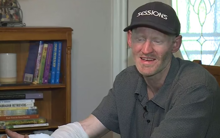 Lukas perdeu 13 kg durante os 10 dias. Ele se recupera bem. Foto: Reprodução/X.