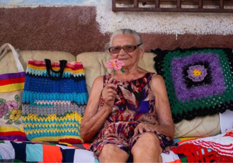 Dona Umbelina, a idosa de 92 anos apaixonada por tricô, já tirou pessoas da depressão e não pretende parar tão cedo. - Foto: @BrenoEsakiFoto/Metrópoles.