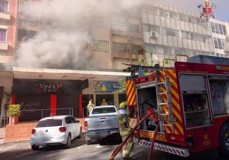 O policial, mesmo de folga, correu para salvar uma idosa de 91 anos de um incêndio em Brasília, perto da casa dele. - Foto: CBMDF.
