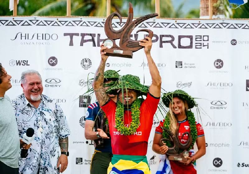 O surfista brasileiro Italo Ferreira, campeão em Teahupoo, ergue o troféu após 3 anos de jejum. Foto: WSL/Sloane