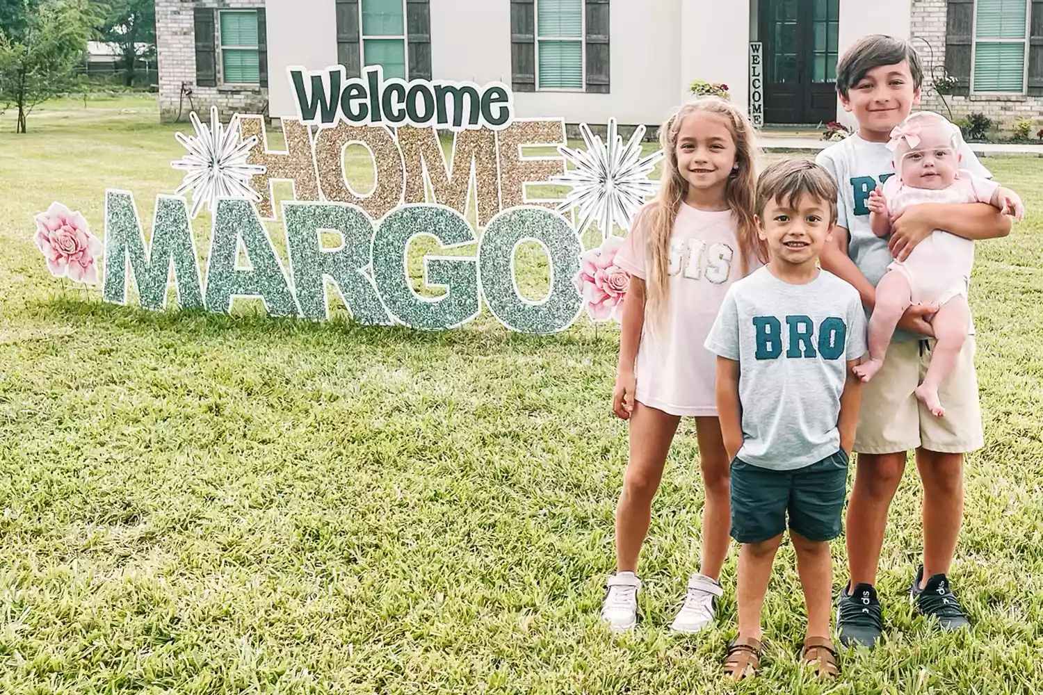 Os irmãos receberam Margo de braços abertos. Que fofurinhas! Foto: Família Buller.
