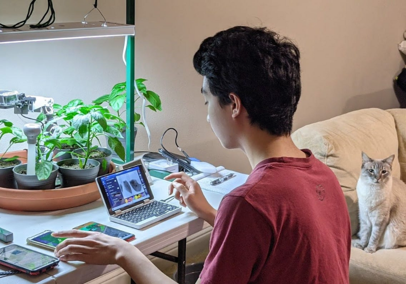 O menino John aprendeu programação com videogame e coleciona prêmios em feiras de ciências. Foto: Maria Estrada.