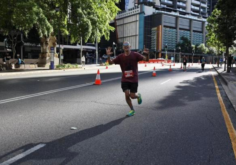 O homem, que descobriu esclerose múltipla aos 39 anos, corre maratonas para retardar a progressão da doença. Foto: Derek Stefureac/Clínica Cleveland.