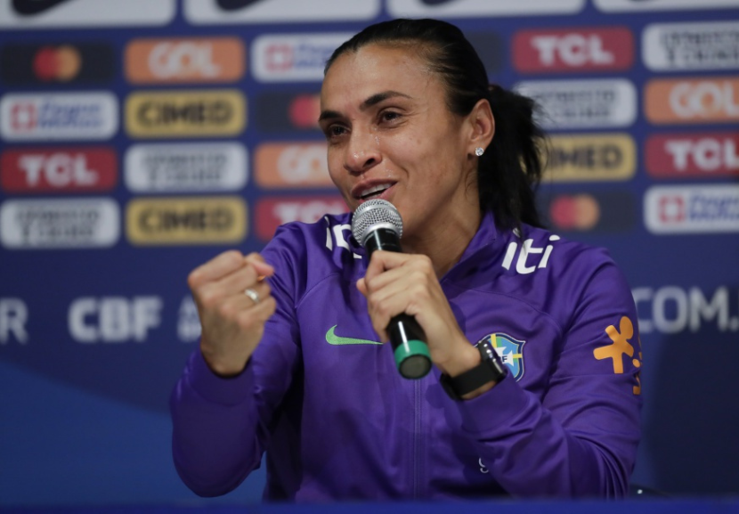 A aposentadoria vai ficar pra depois! Com lágrimas nos olhos Marta falou sobre a felicidade e o desejo de participar da Copa do Mundo Feminina no Brasil em 2027. - Foto: Lívia Villas Boas/CBF