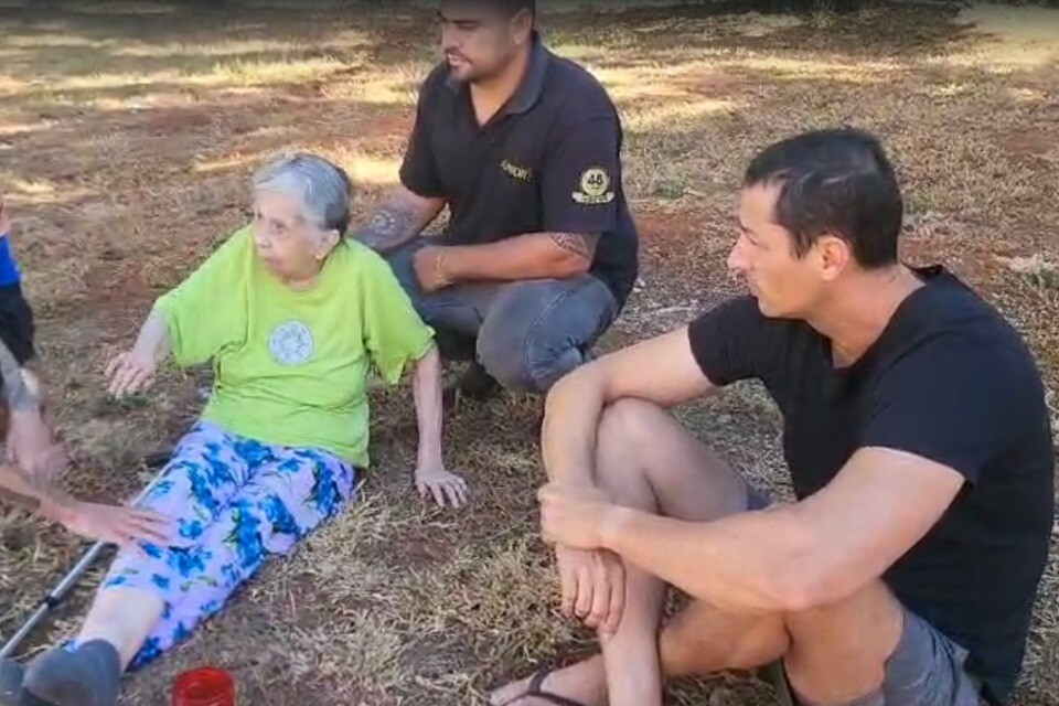 Michello Bueno (à direita) resgatou a idosa do incêndio na Asa Norte. Foto: Reprodução.