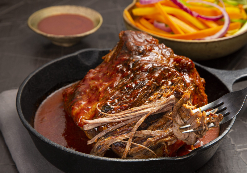 O peito bovino, bem cozido, fica suculento e desfia no garfo. Foto: Minerva Foods.