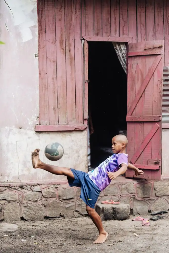 Depois da cirurgia, Romino ganhou vida nova. Foto: Mercy Ships.