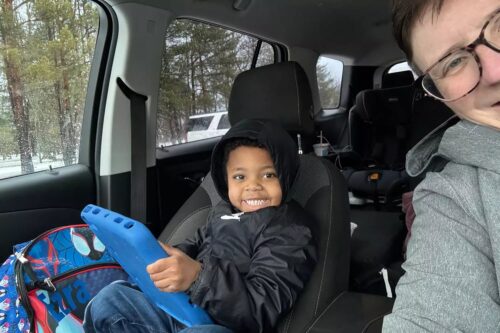 Ezra adorando o passeio - Foto: GoFundeMe