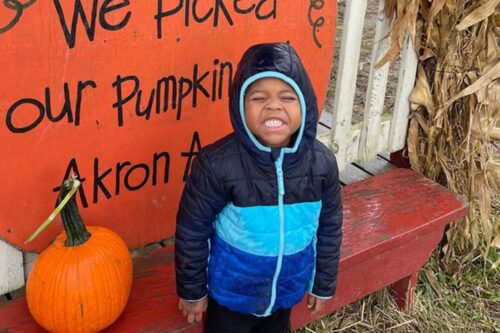 A professora fez supresa para a família do ex-aluno Ezra - Foto: Gofunde me